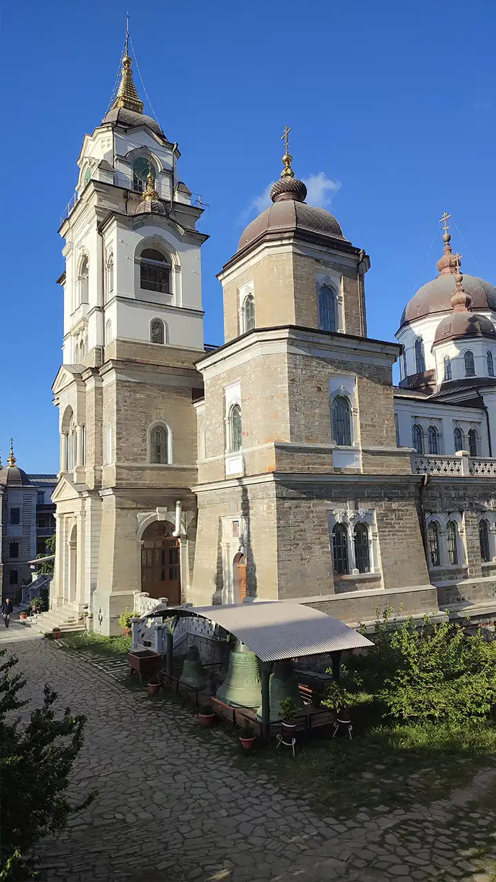 Главный храм Андреевского скита на Афоне с колокольней и куполами