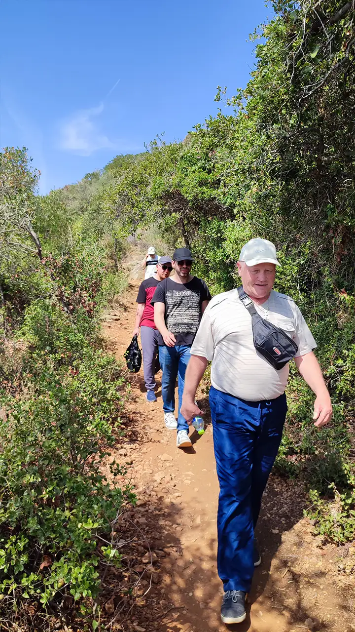 Группа паломников идёт по горной тропе от монастыря Дохиар к монастырю Ксенофонт на Святой Горе Афон