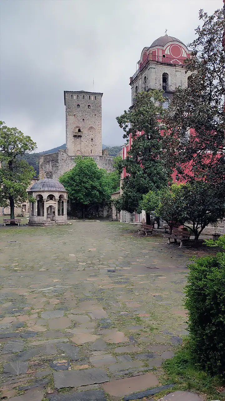 Двор монастыря Ивирон на Афоне с башней и колокольней, окружённый деревьями