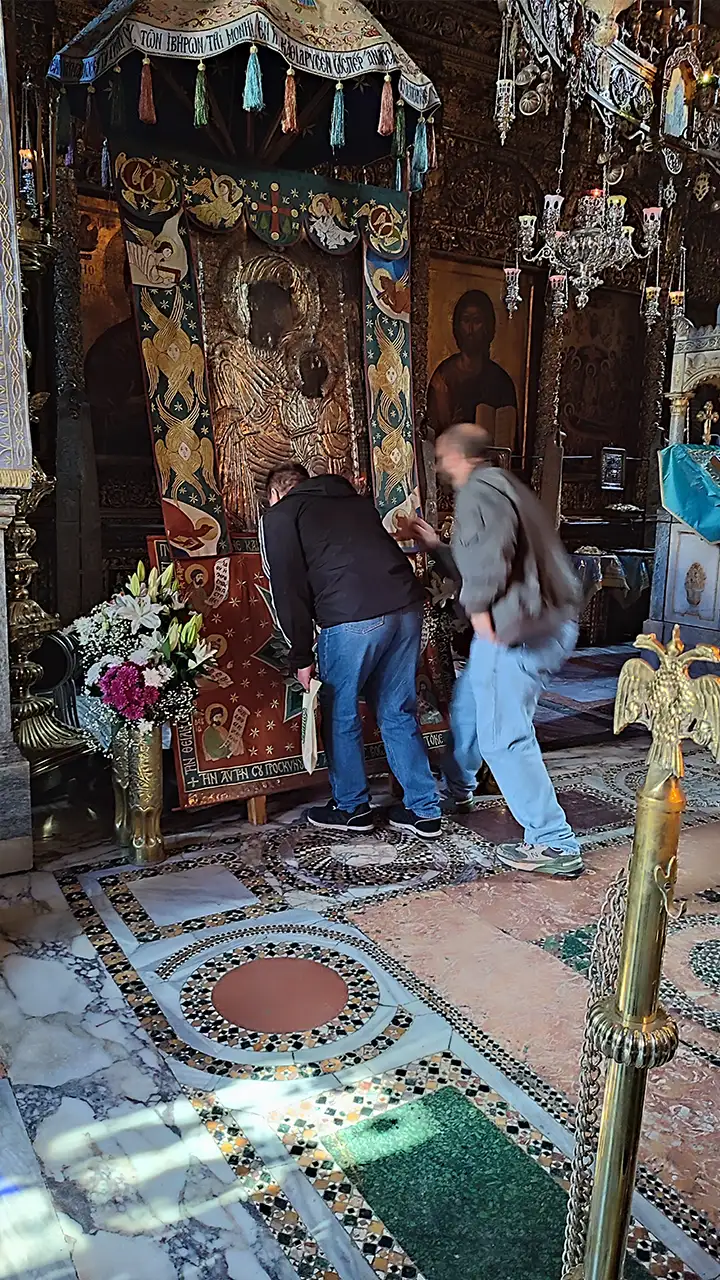 Паломники прикладываются к чудотворной иконе Богородицы «Вратарница» в монастыре Ивирон на Афоне