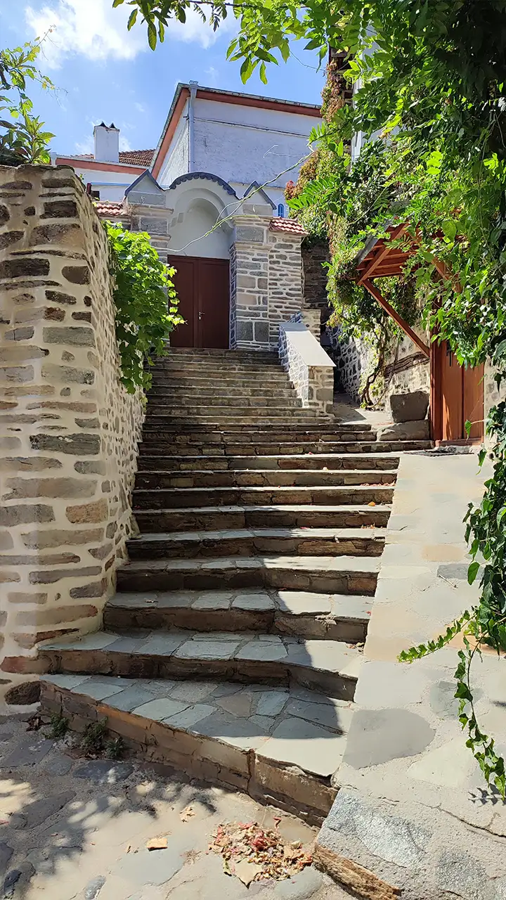 Каменная лестница и дома столицы Афона Карьес, обвитые зеленью