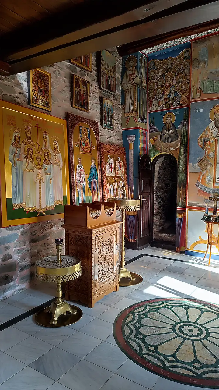 Икона семьи Романовых среди других образов на стенах сербской кельи святого Саввы на Афоне