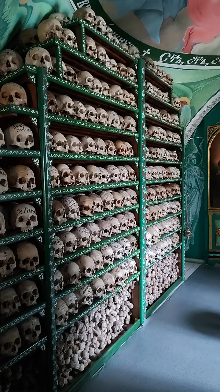 Костница монастыря святого Пантелеймона на Афоне с рядами черепов монахов
