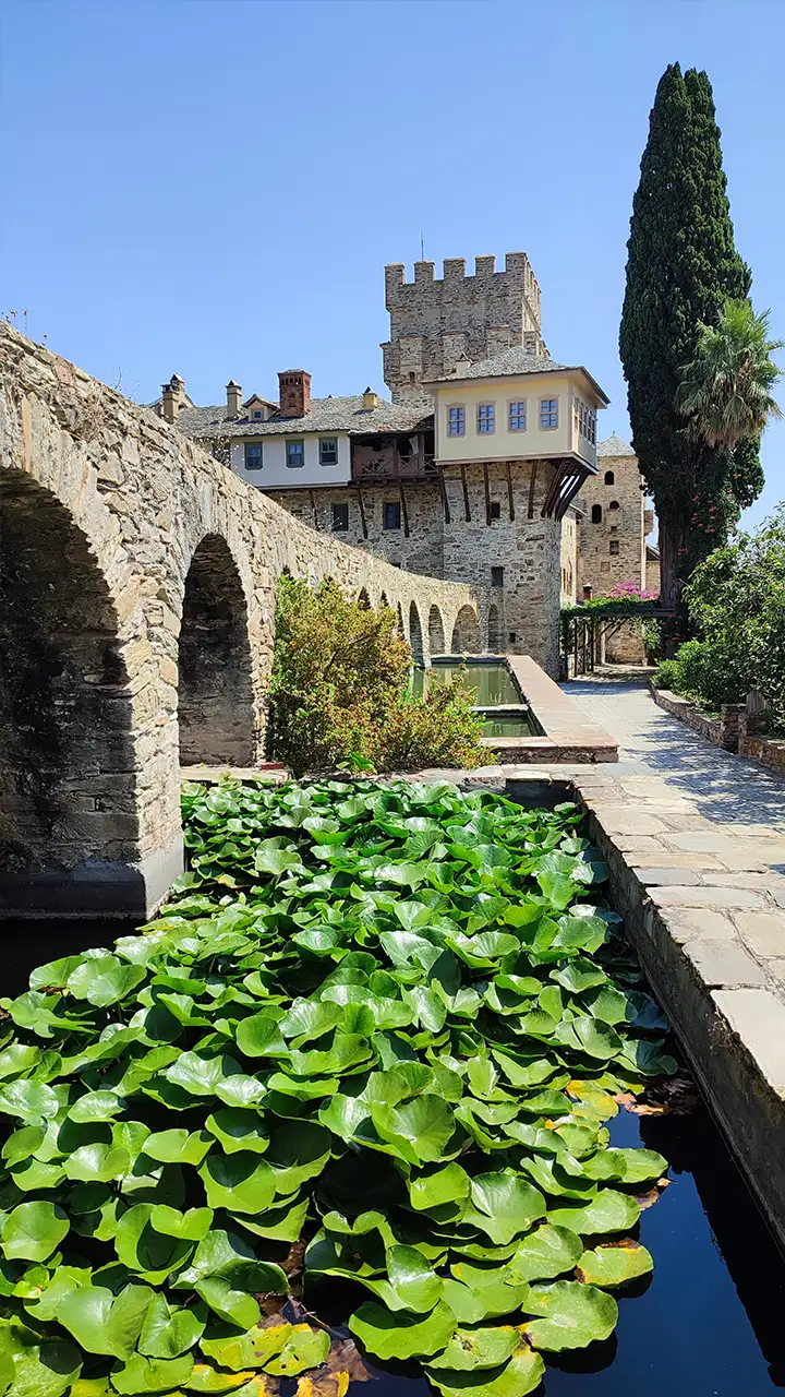 Монастырь Ставроникита на Афоне, вид со стороны пруда с кувшинками и каменной аркой