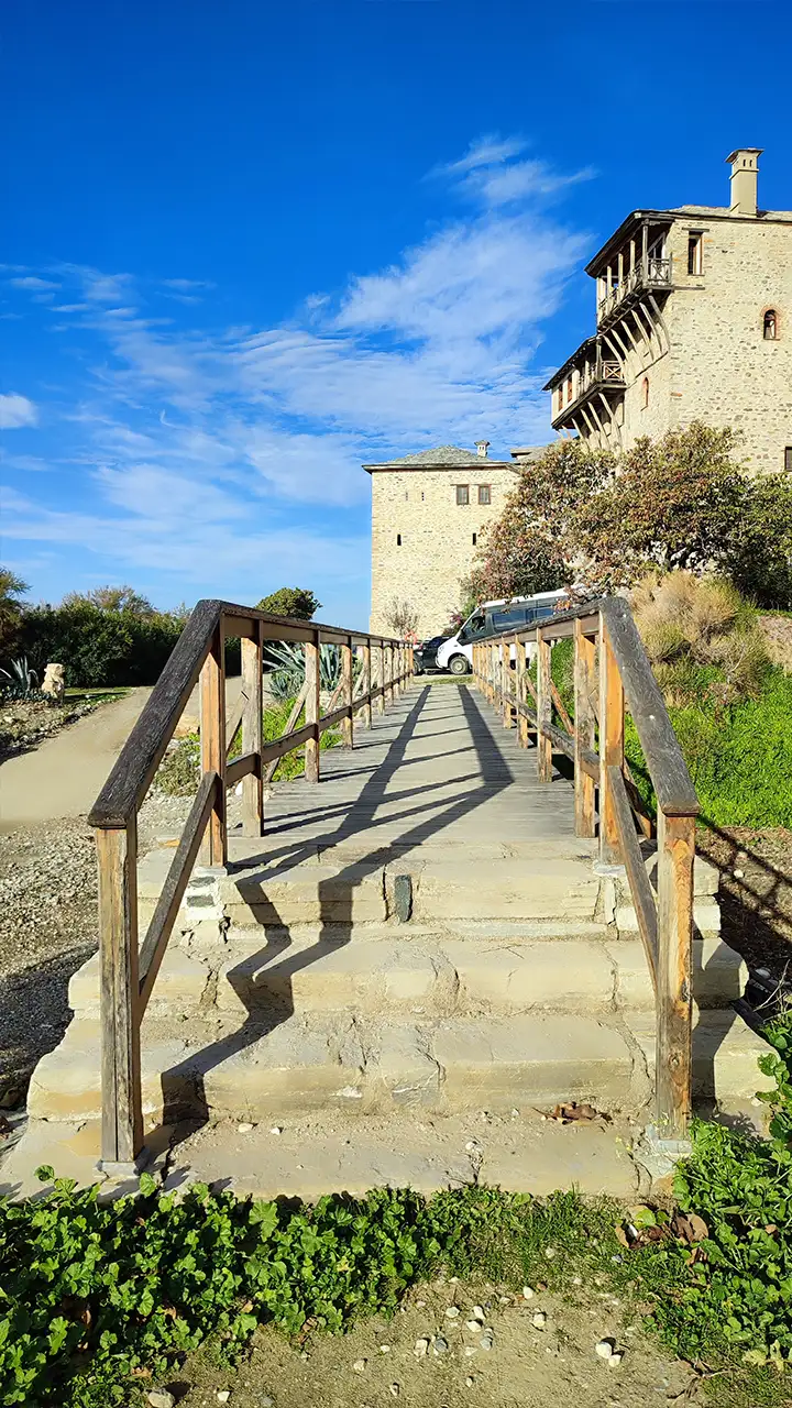 Деревянный мостик и каменные стены монастыря Ксенофонт на Афоне