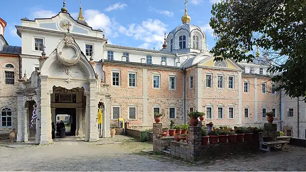 Вход и корпуса Андреевского скита в Карее