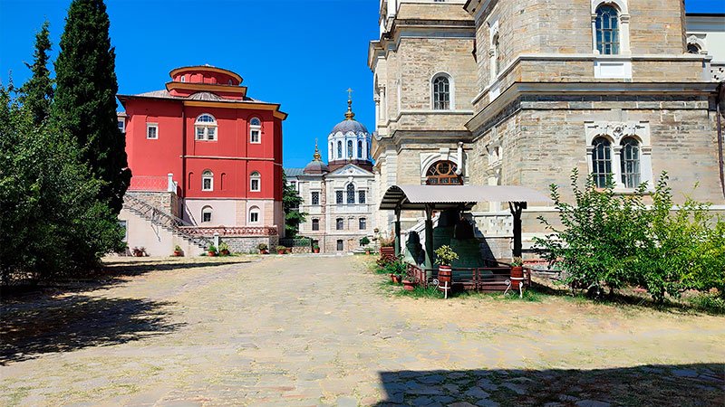 Собор Андреевского скита с куполами и монументальными стенами