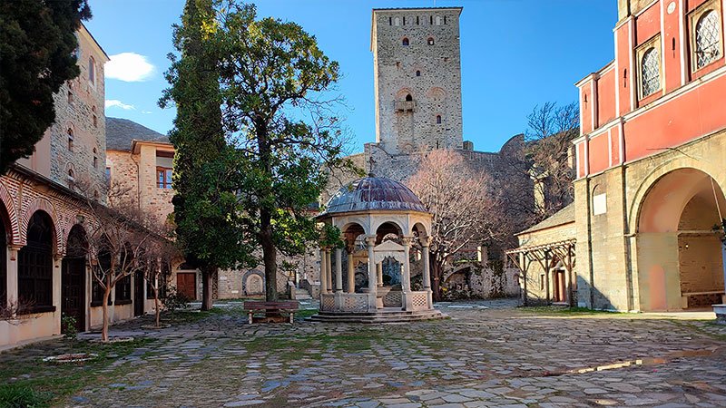 Внутренний двор монастыря Ивирон с башней и киворием