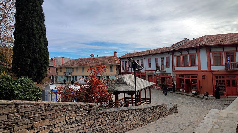 Главная улица Карьеса, административного центра Афона