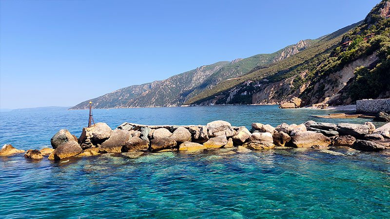 Волнорез и прозрачные воды Эгейского моря