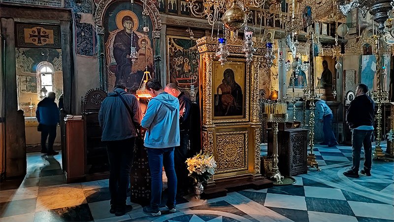 Паломники у иконы Богородицы «Достойно Есть» в храме Протат