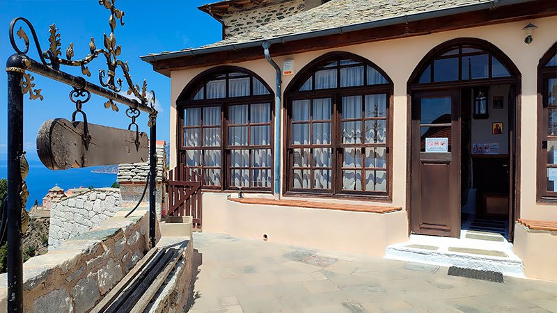 Вход в храм скита святой Анны и монастырское било