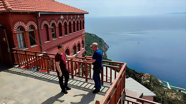 Паломники в скиту святой Анны перед чудотворной иконой